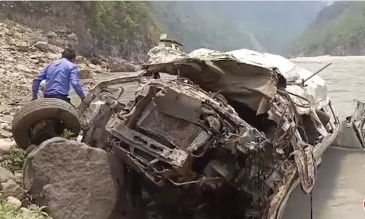 Video: Hiện trường ô tô khách lao xuống vực sâu, 14 người chết