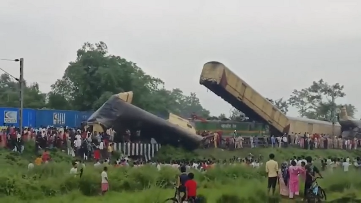 Tàu chở hàng đâm tàu chở khách, nhiều người thiệt mạng