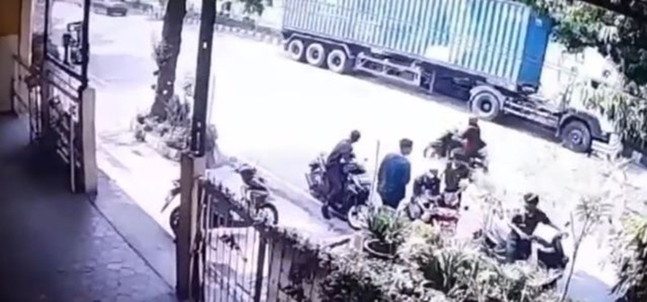 Video: Xe ô tô bất ngờ lao thẳng vào đuôi xe container đậu bên lề đường