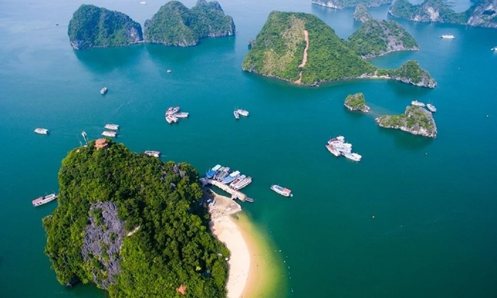 Xác minh thông tin tàu du lịch bỏ rơi khách trên đảo Ti-Tốp ở vịnh Hạ Long