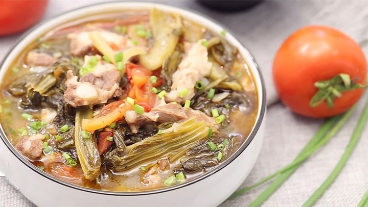 Cách nấu canh sườn sụn dưa chua chua ngọt thanh mát, đưa cơm ngày hè