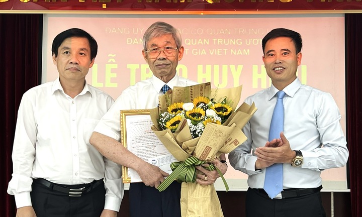 Hội Luật gia Việt Nam trao tặng huy hiệu và bằng khen cho đảng viên 
