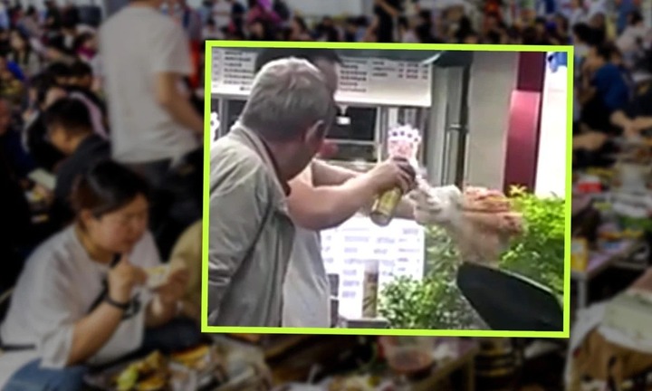 Nhà hàng gây phẫn nộ khi dùng sơn gây ung thư phun lên thịt nướng