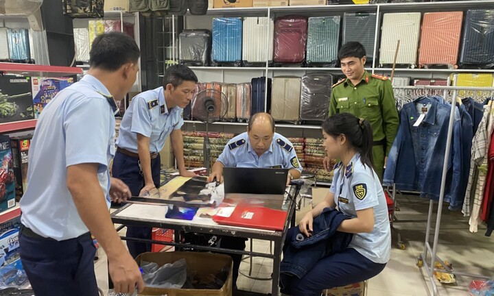 Xử phạt cửa hàng buôn bán hơn 200 sản phẩm may mặc giả mạo nhãn hiệu