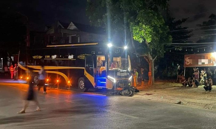 Hà Tĩnh: Ô tô khách đấu đầu xe máy trong đêm, 2 thanh niên tử vong
