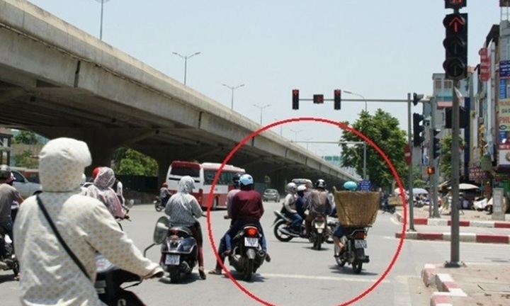 Khi nào xe máy được vượt phải?