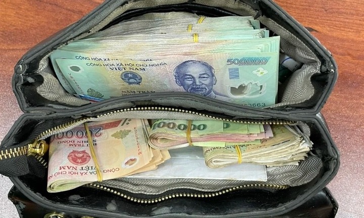 Nam hành khách bỏ quên ví có 500 triệu đồng tại sân bay Nội Bài