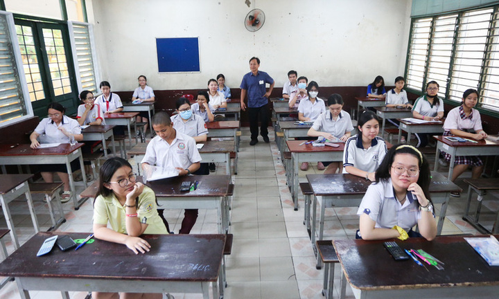Thi vào lớp 10 ở TP.HCM: Tiết lộ bất ngờ về thủ khoa và á khoa hệ chuyên