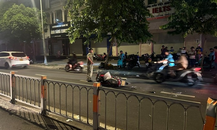 Xe tải ủi sập dải phân cách, tông đôi vợ chồng nguy kịch