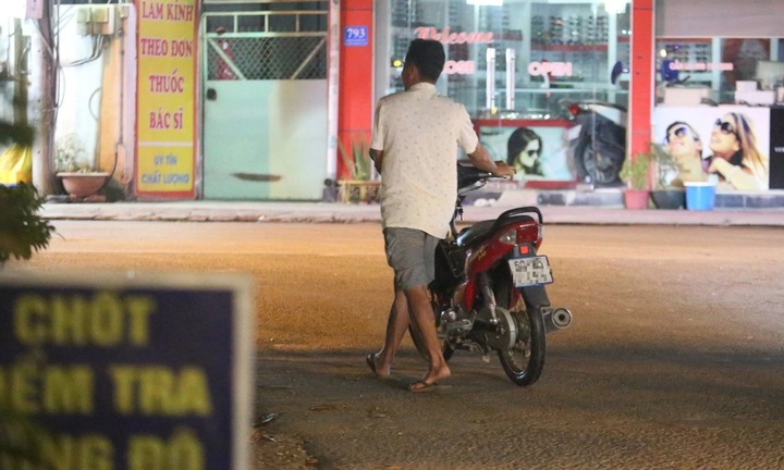 Dắt xe có bị thổi nồng độ cồn hay không theo quy định?