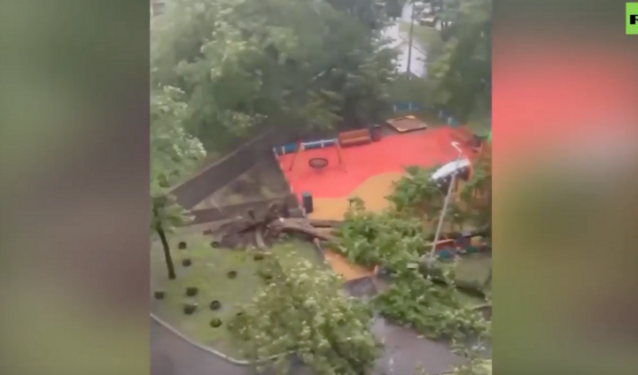 Một trận mưa bão dữ dội càn quét Moscow