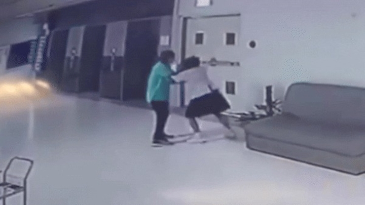 Giở trò với nữ thực tập sinh, nam y tá nhận ngay kết đắng