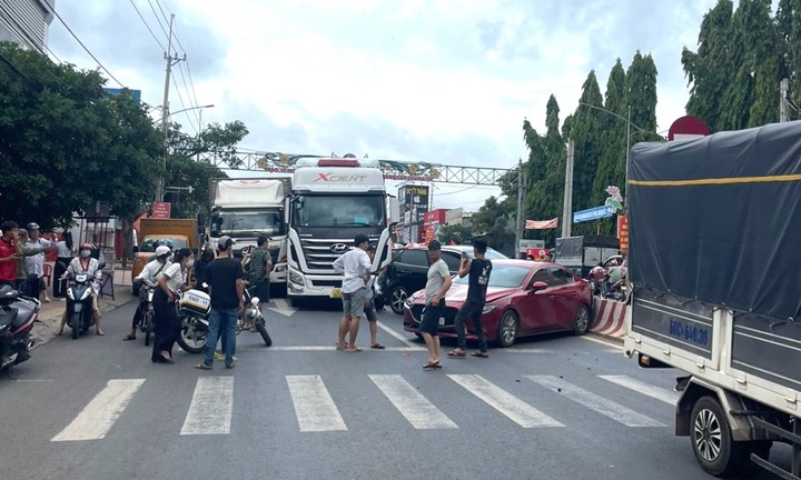Tin tức tai nạn giao thông mới nhất ngày 23/6: Tai nạn liên hoàn với 4 ô tô