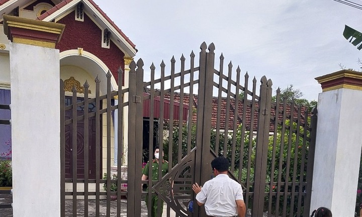 Về thăm nhà, con gái ngã quỵ thấy thi thể bố nằm dưới đất, mẹ ở trên giường