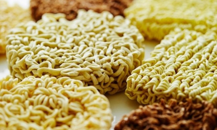 Mì tôm sống giòn tan, đậm đà nhưng ăn có tốt không?