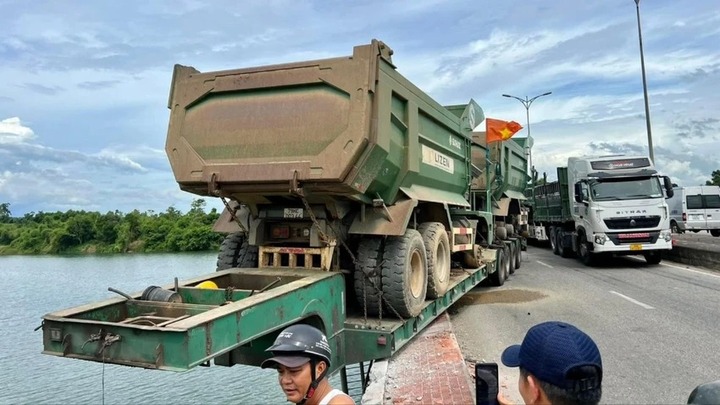 Đâm vào thành cầu, đầu xe kéo rơi thẳng xuống sông