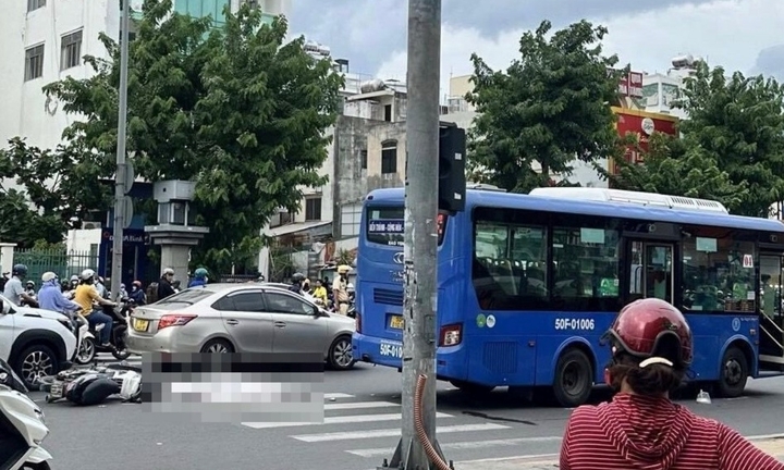 Ngã xuống đường sau va chạm, người phụ nữ bị xe buýt cán tử vong