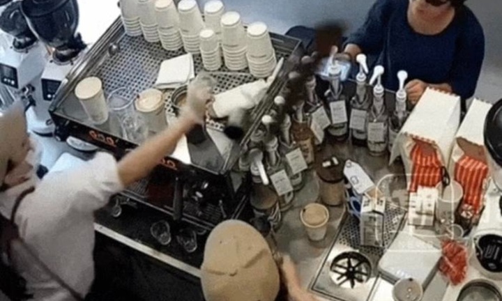 Nhân viên hất bột cà phê vào mặt khách hàng, sự thật phía sau gây bất ngờ