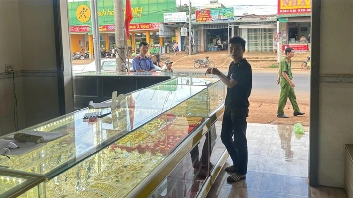 Vụ nhờ chủ tiệm vàng đeo nhẫn rồi bỏ chạy ở Đắk Lắk: Lời khai của nghi phạm 