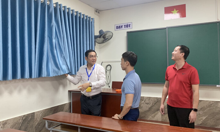 Kỳ thi tốt nghiệp THPT 2024: Công an Hải Phòng kiểm tra thiết bị trợ thính của thí sinh