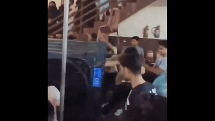 Đám cưới Ấn Độ biến thành võ đài vì thiếu... chân gà trong món ăn