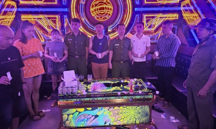 Khởi tố 6 nam nữ 