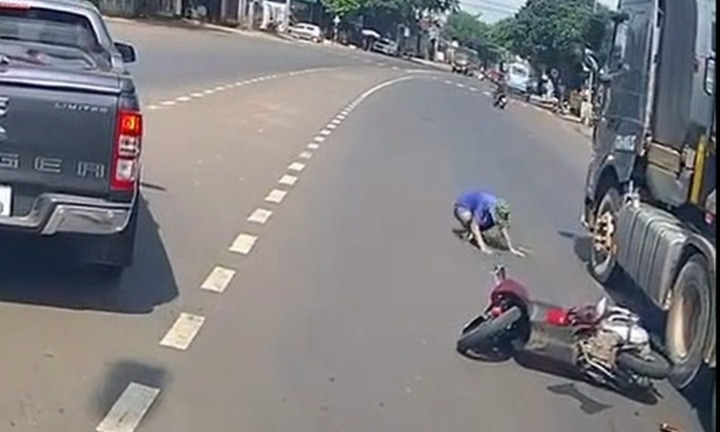 Sau va chạm giao thông, tài xế xe đầu kéo hoảng loạn vái lạy nạn nhân