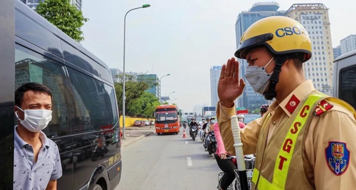 CSGT có phải chào người vi phạm khi dừng xe kiểm tra không?