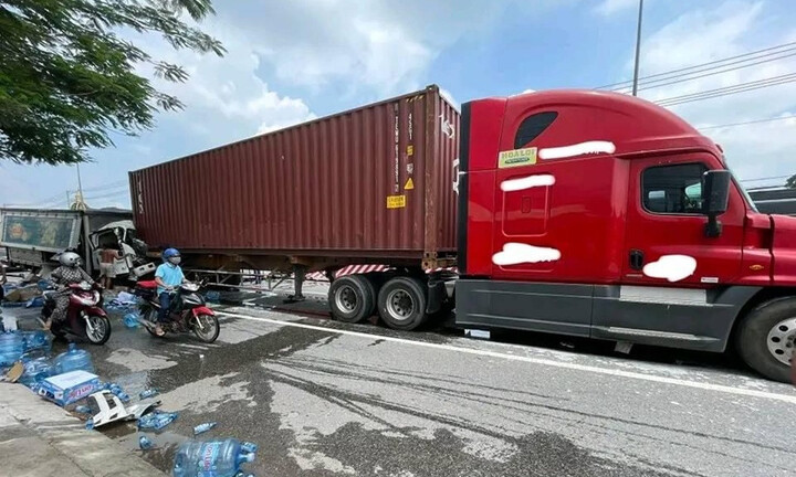 Tin tức tai nạn giao thông mới nhất ngày 30/6: Va chạm với xe đầu kéo, 1 người chết