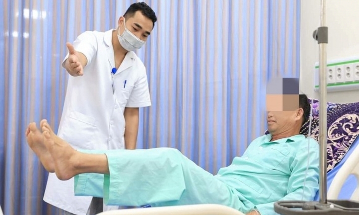 Đang ngồi làm việc, người đàn ông bỗng không cử động, không nói được