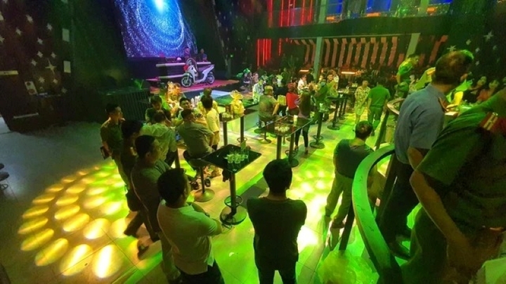 Hơn 100 cảnh sát đột kích quán bar, phát hiện 28 người dương tính với chất ma túy 