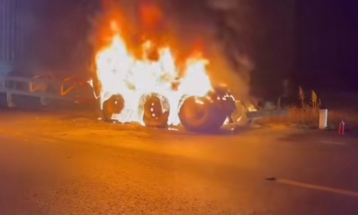 Đang lưu thông, xe container bất ngờ bốc cháy dữ dội