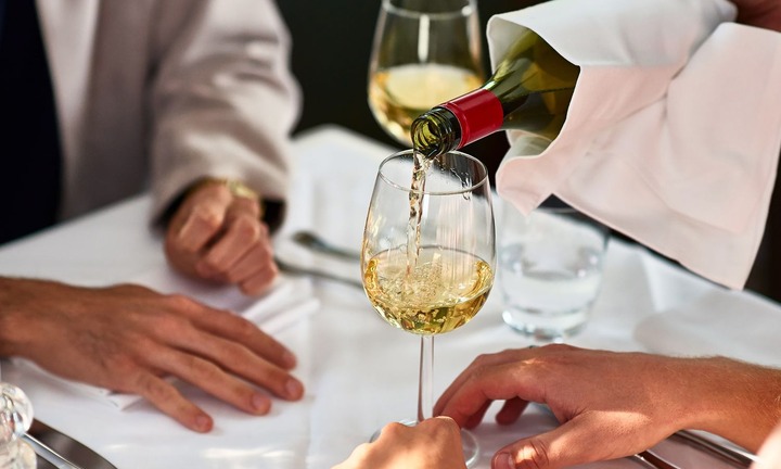 Hẹn hò lần đầu tiên, cô gái sốc nặng khi bạn trai tính toán từng miếng thịt