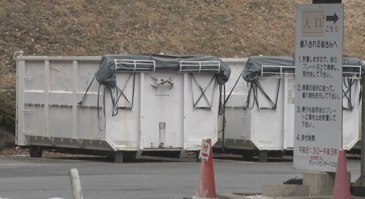 Nhặt được tiền trong đống rác không nộp lại, hai lao công nhận cái kết đắng