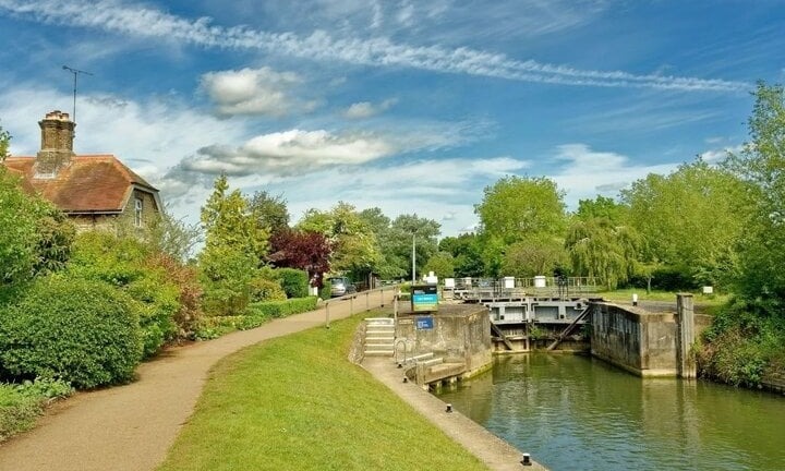 Nhảy sông ăn mừng thi cử, sinh viên 19 tuổi mất mạng