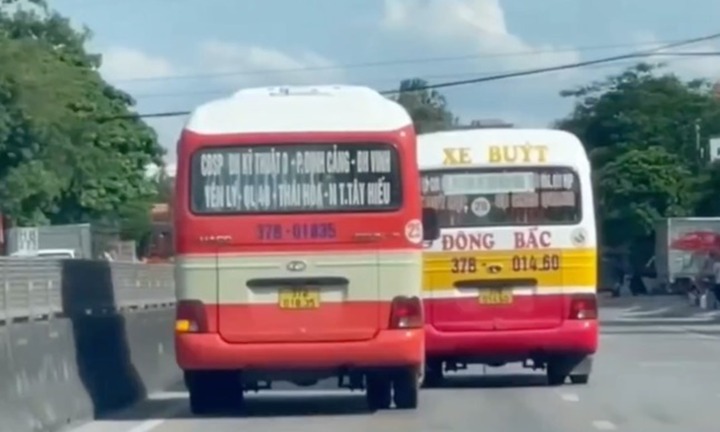 Thót tim cảnh 2 xe buýt rượt đuổi, chèn ép nhau trên quốc lộ ở Nghệ An