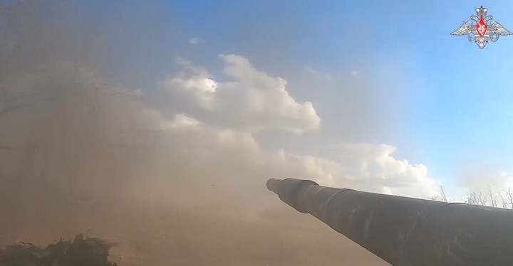 Cận cảnh UAV cảm tử của Ukraine tấn công trượt xe tăng Nga