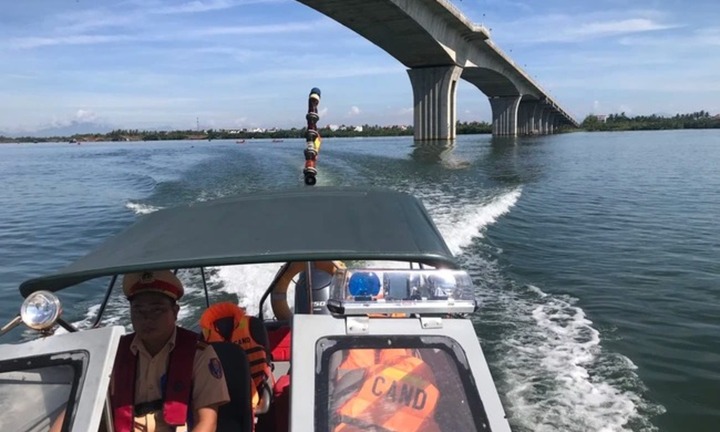 Để lại xe máy trên cầu, cha ôm con gái 10 tháng tuổi nghi nhảy sông tự tử