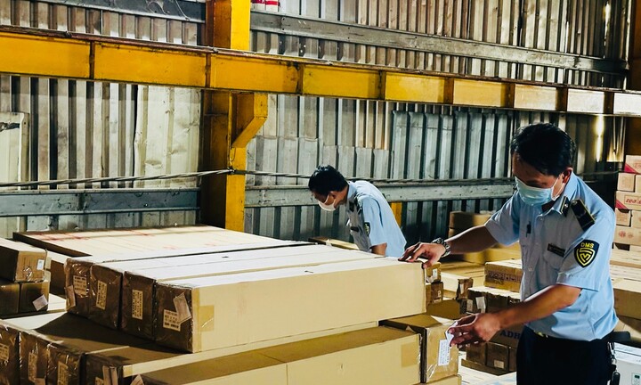 Tạm giữ hàng nghìn sản phẩm đồ điện gia dụng các loại có dấu hiệu nhập lậu 