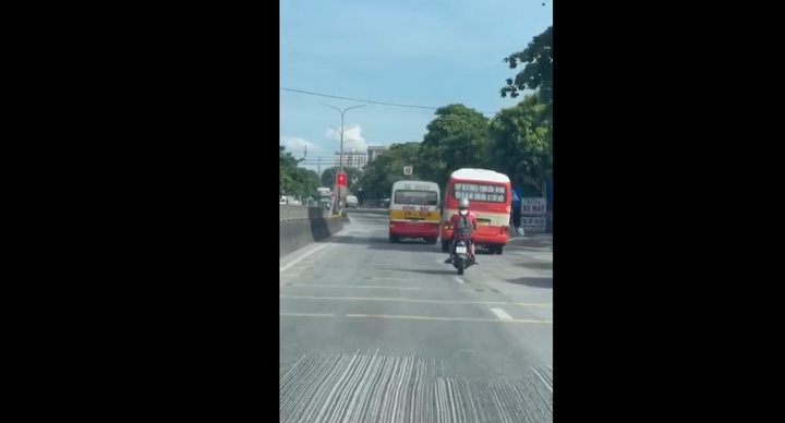 Tạm giữ hình sự 2 tài xế xe buýt rượt đuổi, giành khách trên quốc lộ