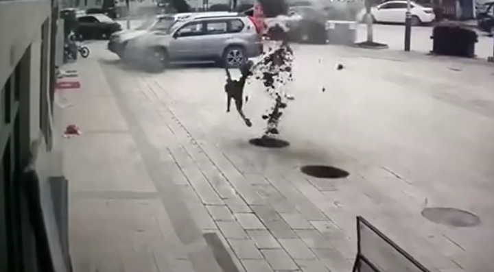 Thả que diêm vào cống nước, bé trai bị hất văng lên không