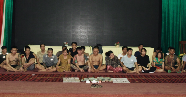 Bí mật trên 2 con tàu lênh đênh giữa sông Hồng vào mỗi đêm 