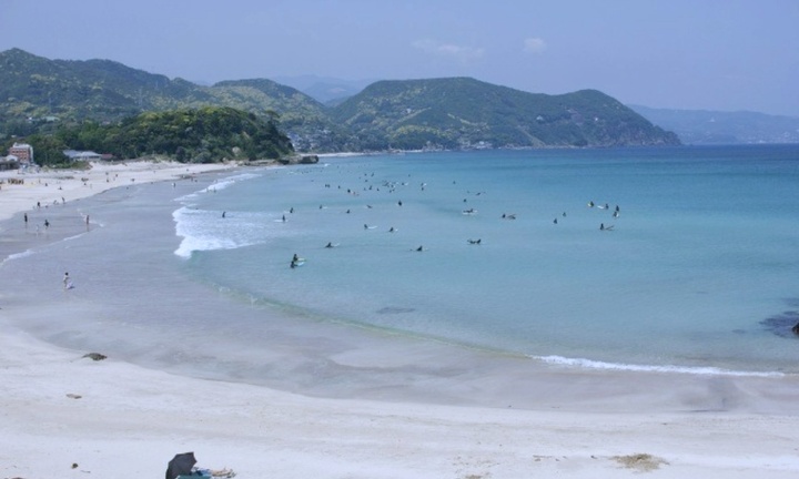 Bị sóng cuốn ra ngoài khơi, cô gái được giải cứu sau 36 giờ trôi nổi trên biển