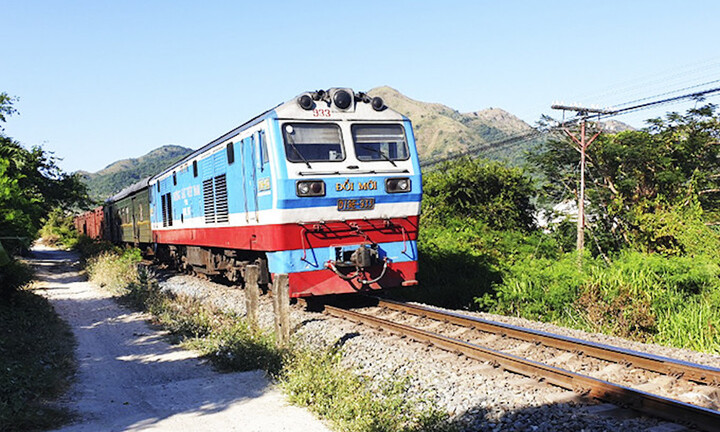Báo động tình trạng người dân ném đất, đá lên tàu hoả