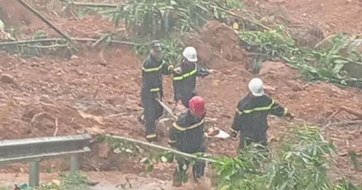 Hiện trường vụ sạt lở vùi lấp xe khách ở Hà Giang, 5 người tử vong