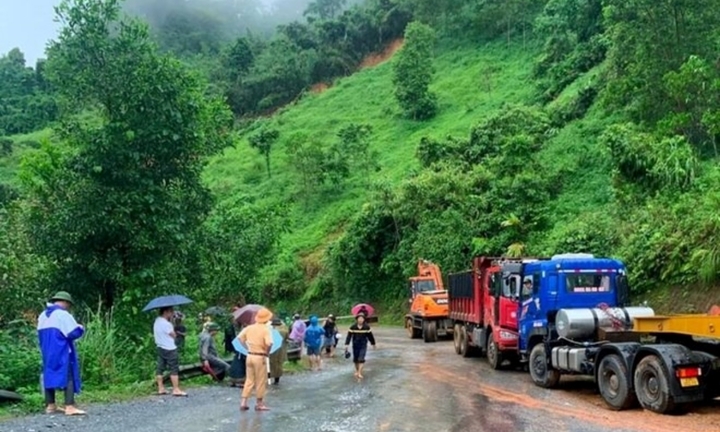 Phân luồng giao thông sau vụ sạt lở vùi lấp xe khách khiến 11 người tử vong