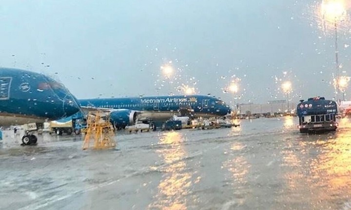 Áp thấp nhiệt đới áp sát đất liền, nhiều sân bay lớn bị ảnh hưởng