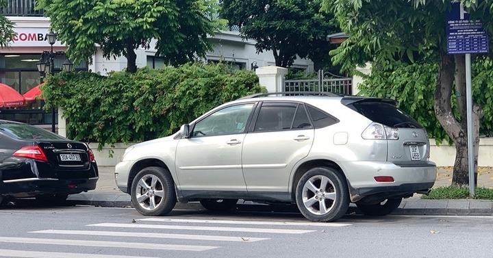 Xe ô tô dừng trên vạch kẻ đường của người đi bộ bị phạt bao nhiêu tiền?