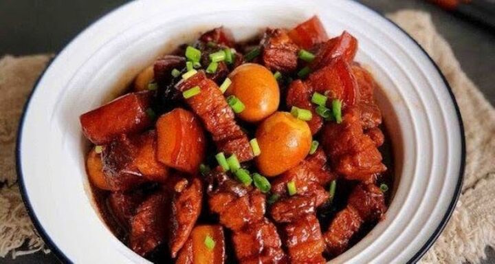 Cách làm món thịt lợn kho nước dừa thơm ngon, đậm vị