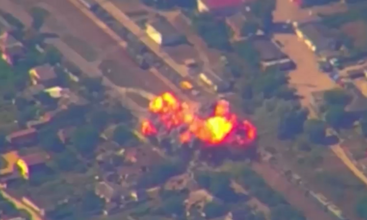 Đoàn tàu chở thiết bị quân sự của Ukraine bị tập kích, khói lửa bốc ngùn ngụt